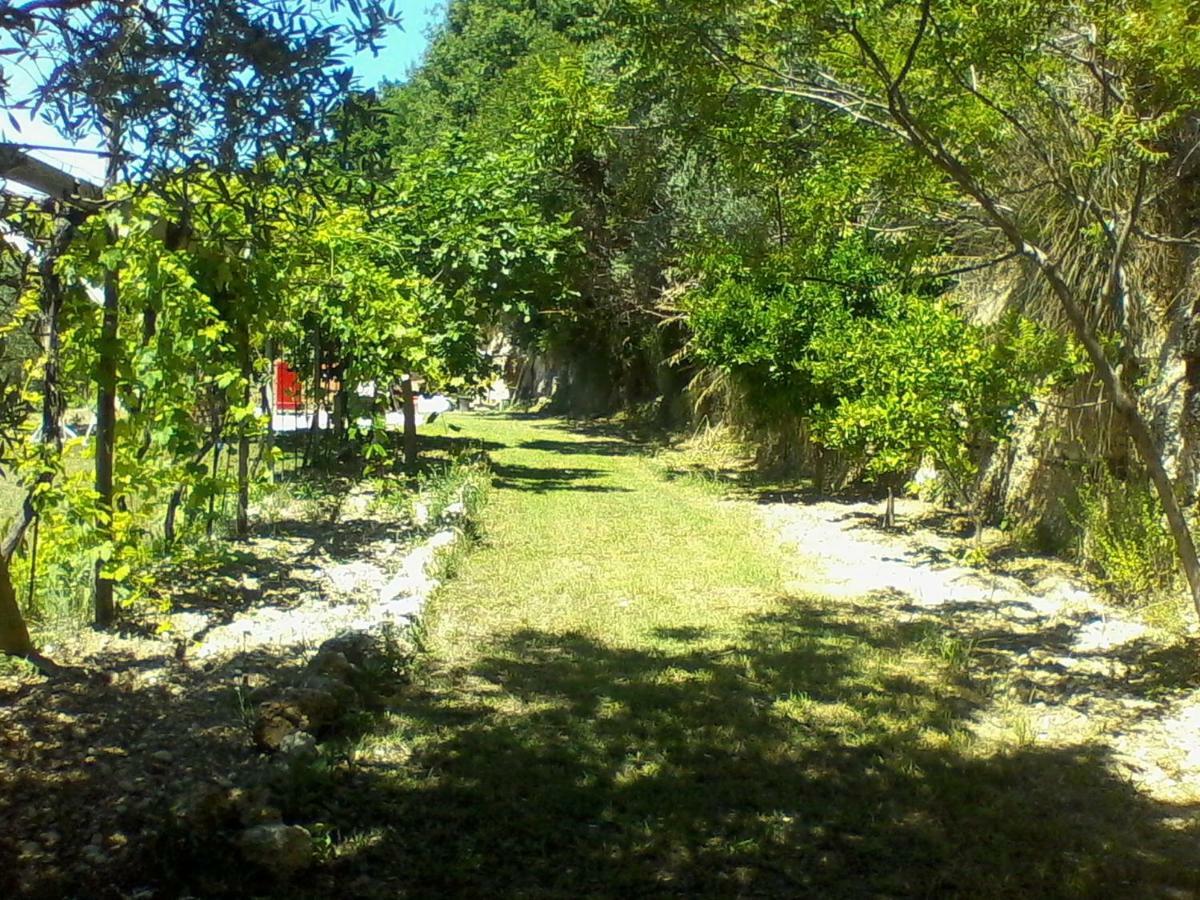 The Country Path B&B Toffia Esterno foto